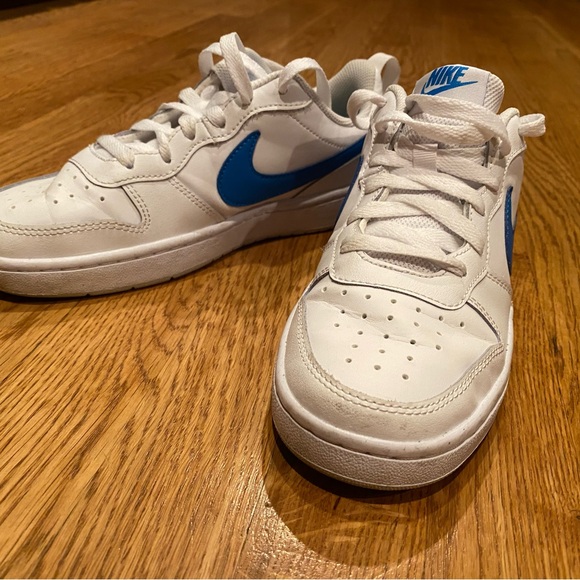 Boys Nike low top sneakers. White with blue swoosh, - Picture 3 of 4